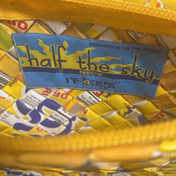 Half the sky designs rebagz recycled woven candy wrapper wristlet size 7x5.5 - Picture 4 of 5